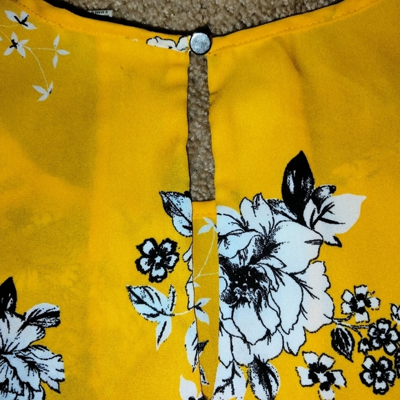 Lily White (Size M) Yellow Floral Print Button Keyhole Blouse - Picture 7 of 8